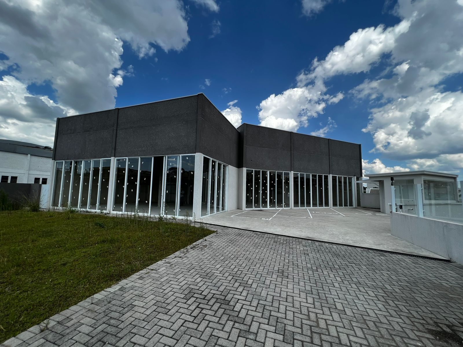 LOJAS 74 a 442m² - Tarumã – foto 2